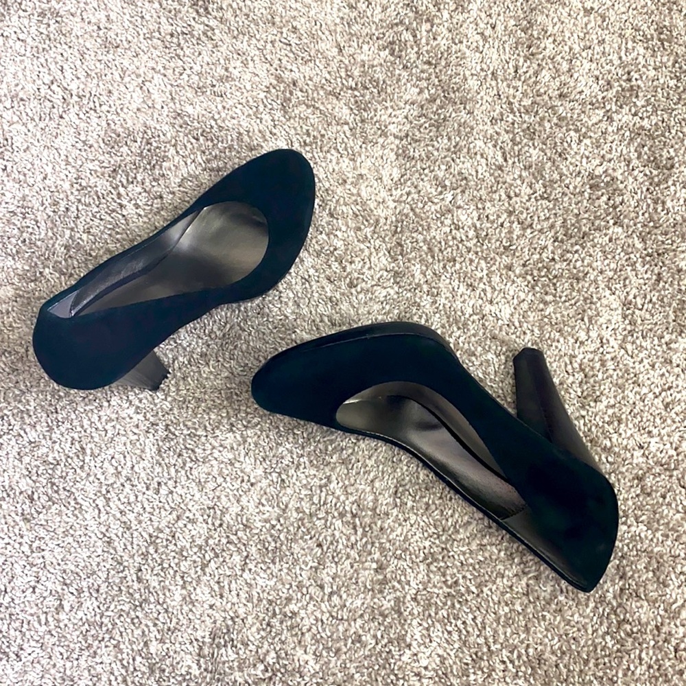 Black suede pumps 🤩